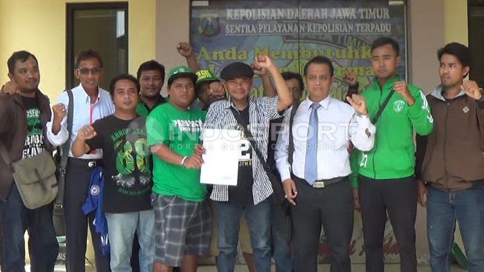 Persebaya dan Bonek ke Polda Jatim Copyright: &copy; Fajar Kristanto/indosport